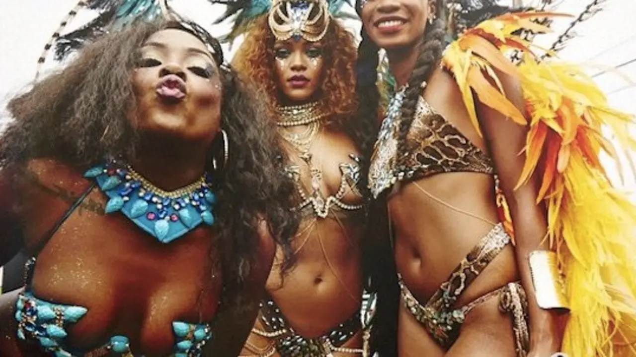 Rihanna y dos amigas en el carnaval de Barbados. / Twitter @badgalriri