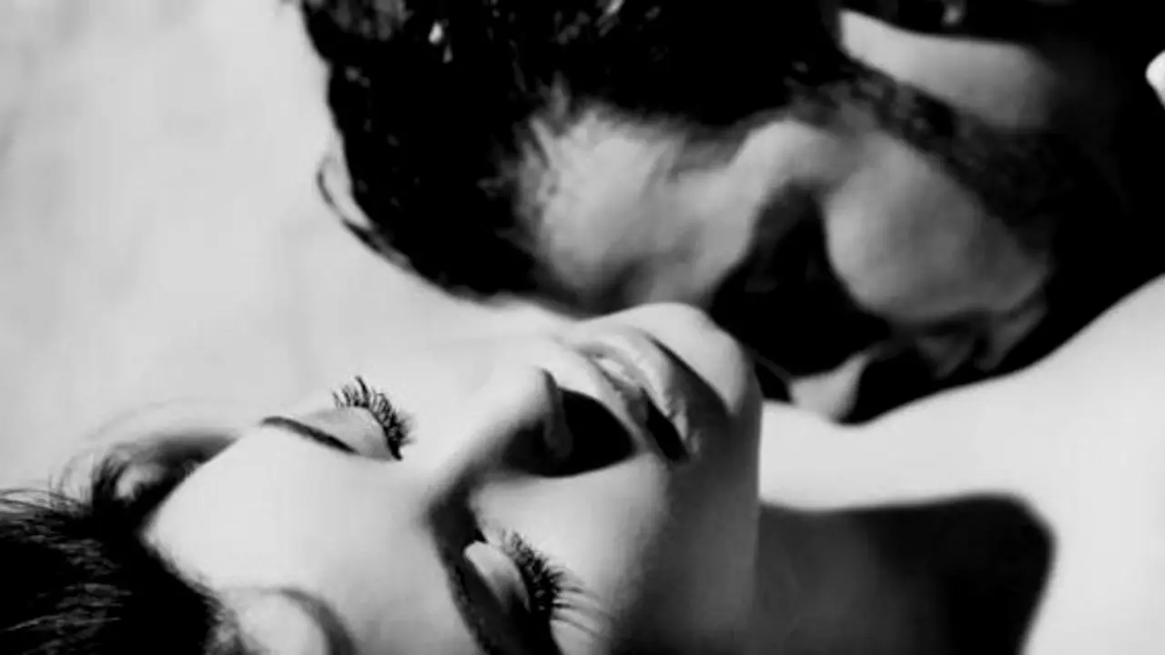 Pareja practicando sexo.