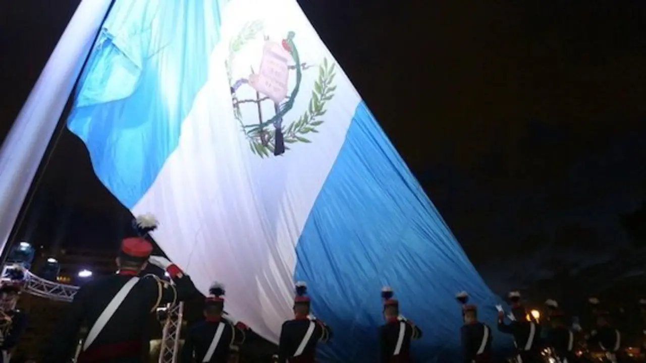 Izada de la bandera de Guatemala en las fiestas de los 194 años de Independecia. / Facebook Gobierno de Guatemala