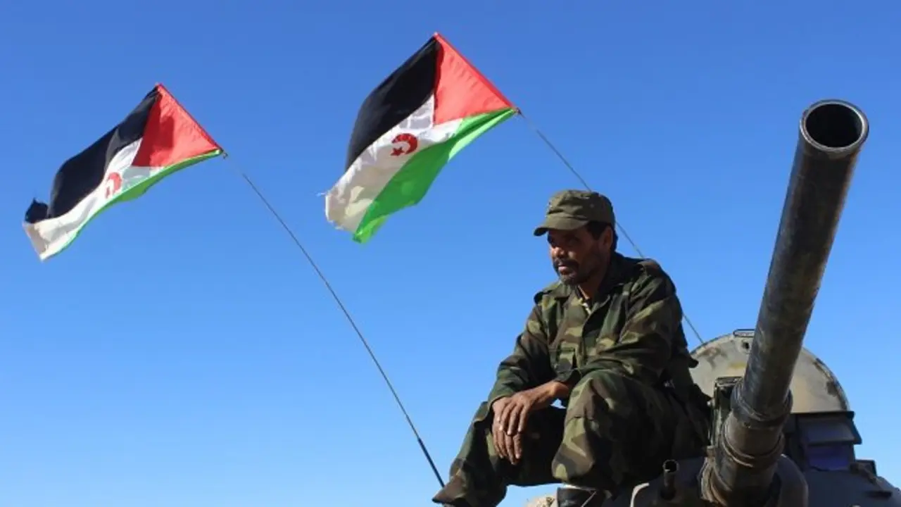 Un militar con la bandera.