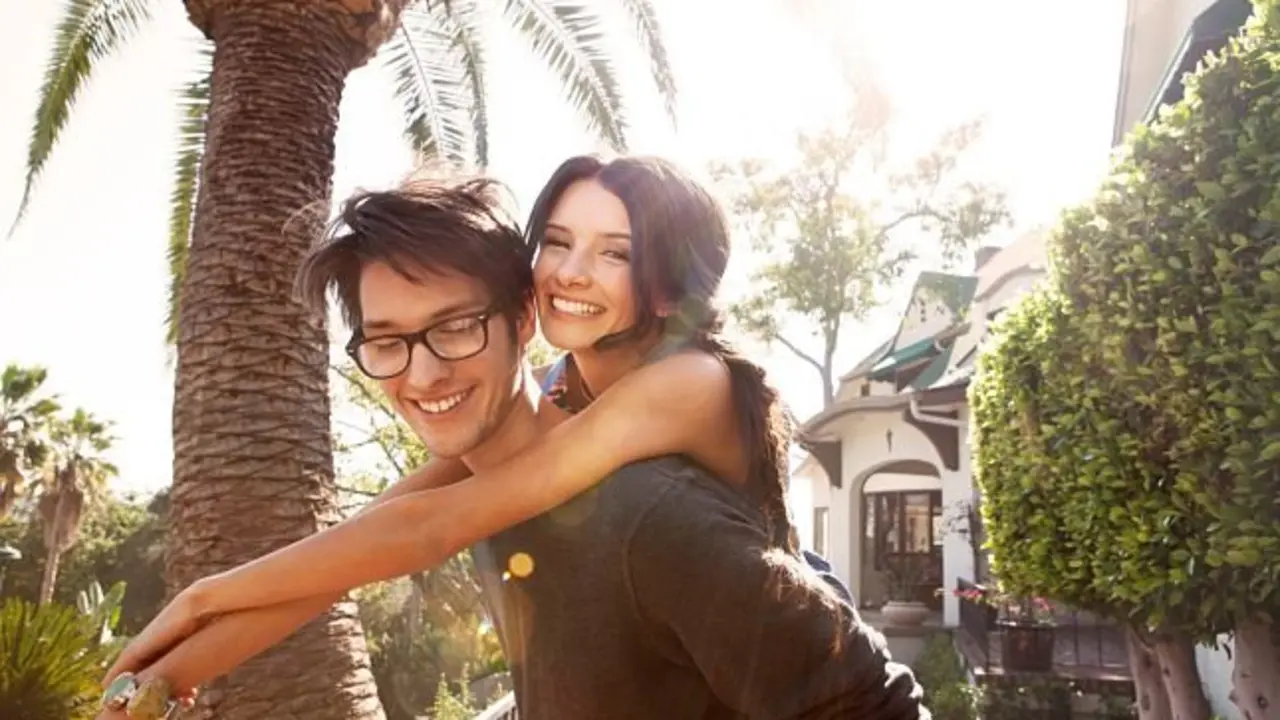 Pareja con actitud optimista