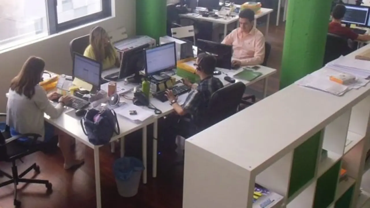 Operadores de Vozelia. / Mundiario