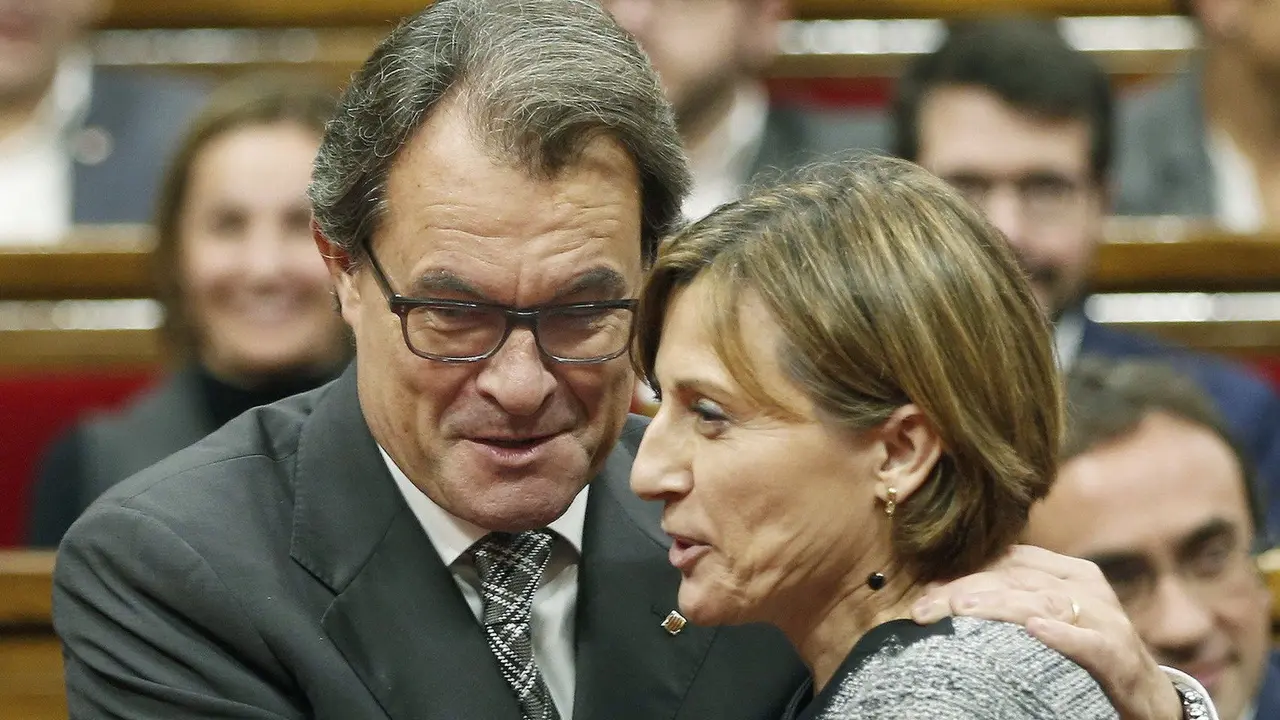 Artur Mas abraza a Carme Forcadell. / Twitter