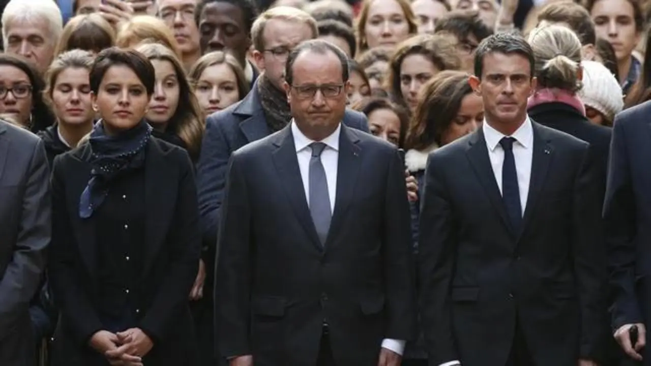 Hollande y Valls en el minuto de silencio en Par&iacute;s.