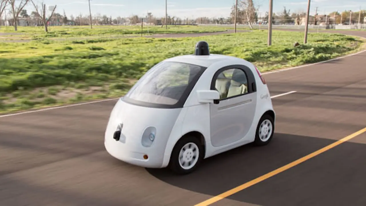 El vehículo experimental de Google ya circula de forma controlada por vías públicas.