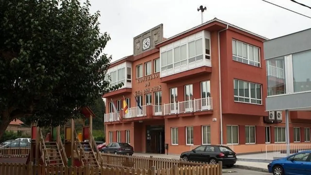 Casa consistorial de Oza dos R&iacute;os, cuyo ayuntamiento dio el paso de fusionarse. / abc.es