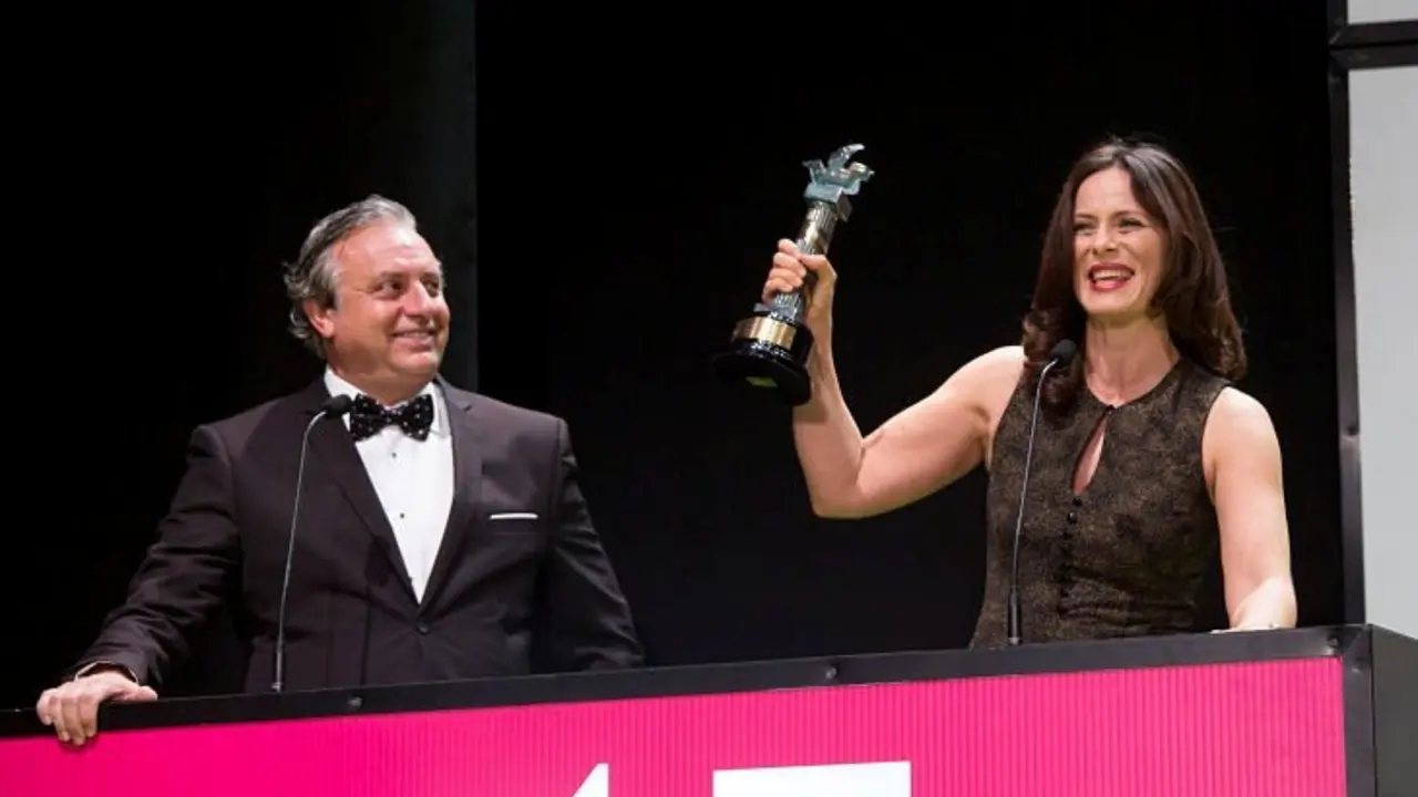 Aitana S&aacute;nchez Gij&oacute;n recibe el Premio Ciudad de Huelva, de manos de Pedro Castillo, director del Festival de Cine Iberoamericano. / Alberto D&iacute;az