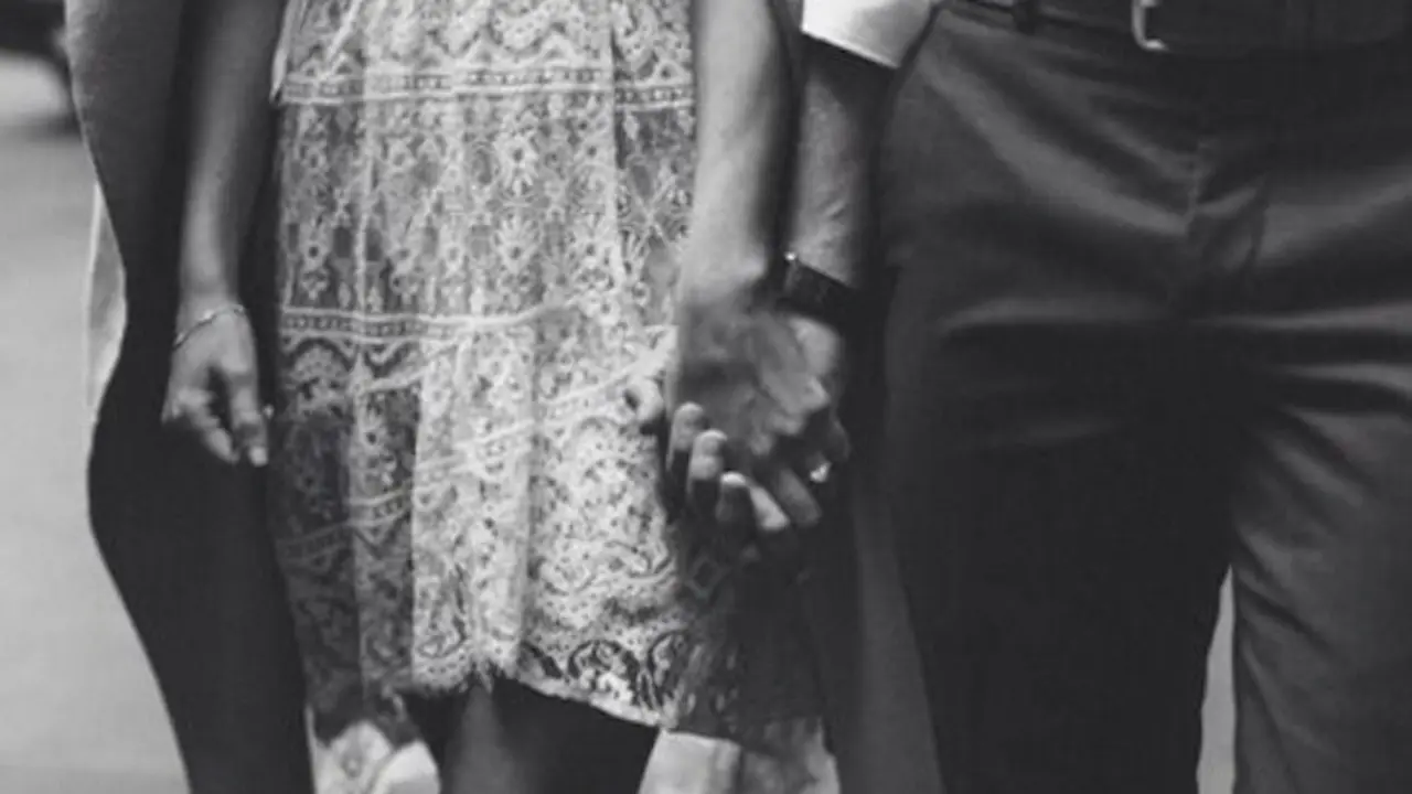 Pareja dada de la mano. / Pinterest