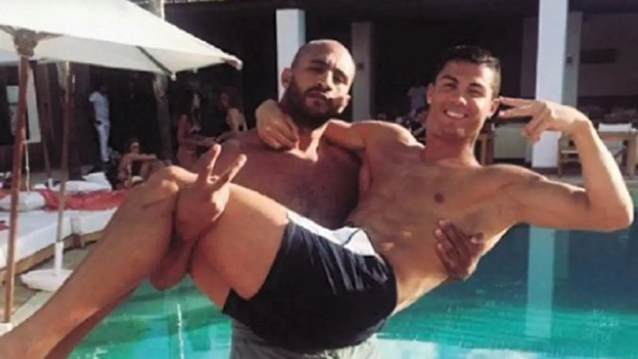 Cristiano Ronaldo y un amigo. / The Sun en Twitter