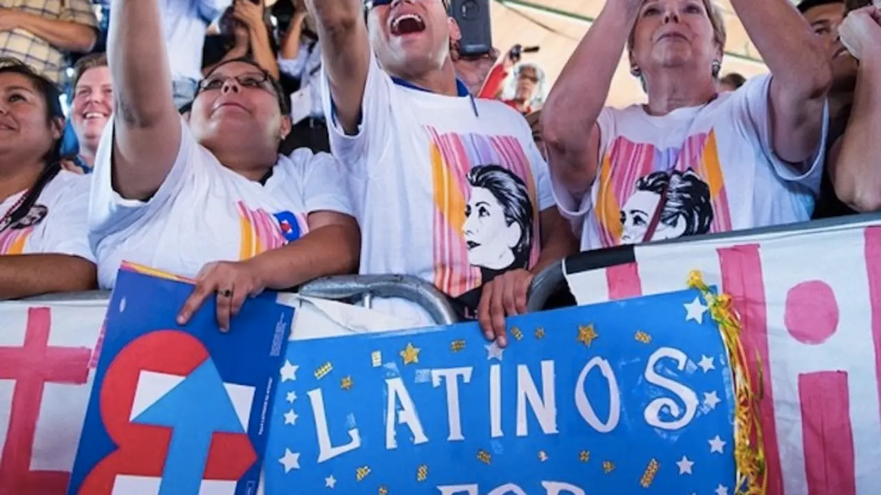 Latinos en un acto. / Instagram