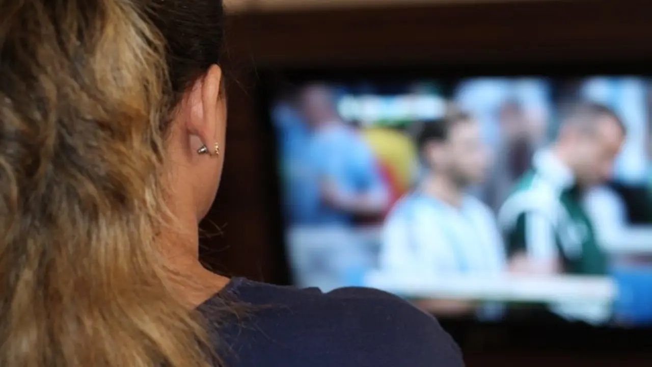 Una mujer viendo la televisi&oacute;n. / Mundiario.