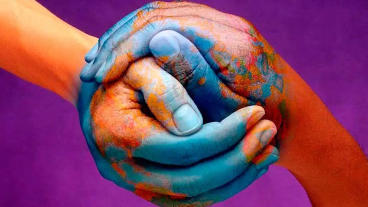 Manos simulando el Mundo./ Pexels.
