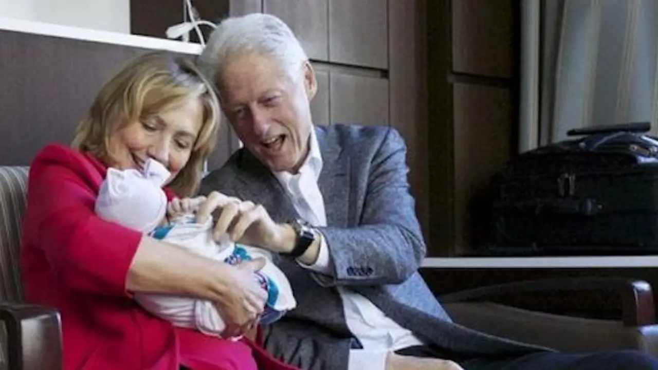 Bill Clinton con su mujer Hillary y su nieto. / Twitter @billclinton