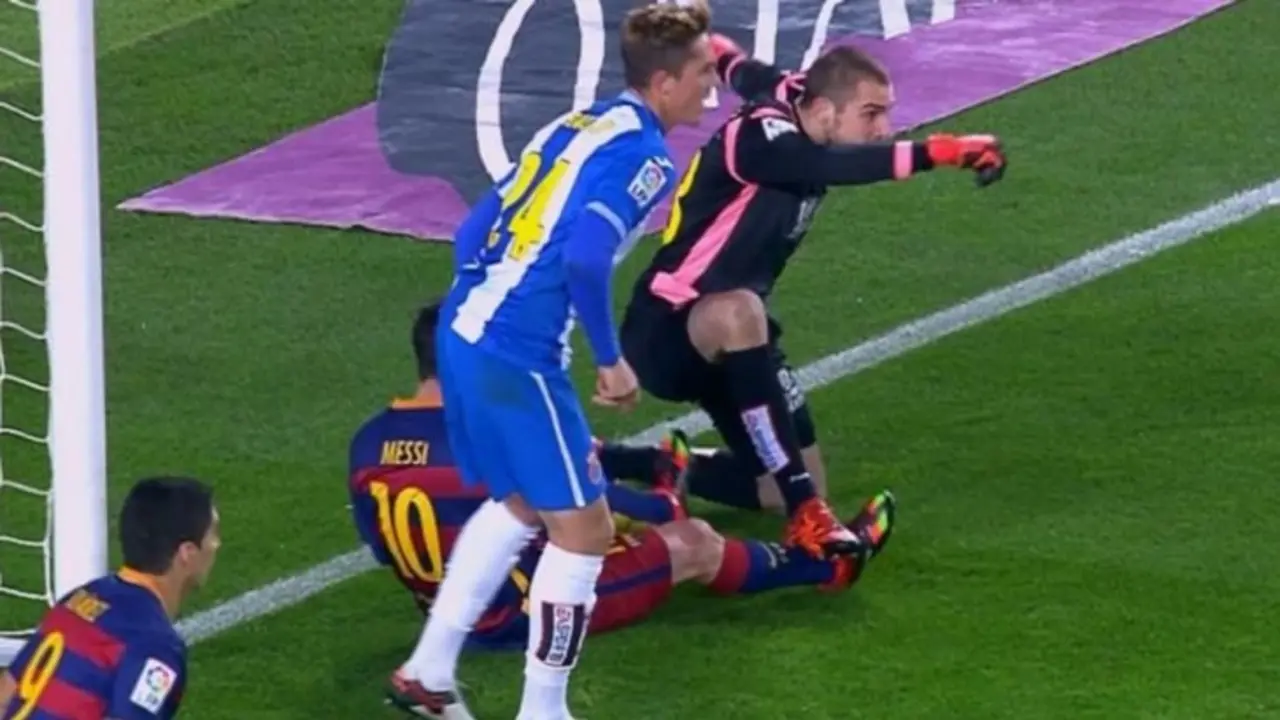 Agresi&oacute;n de Pau L&oacute;pez a Messi. / RRSS
