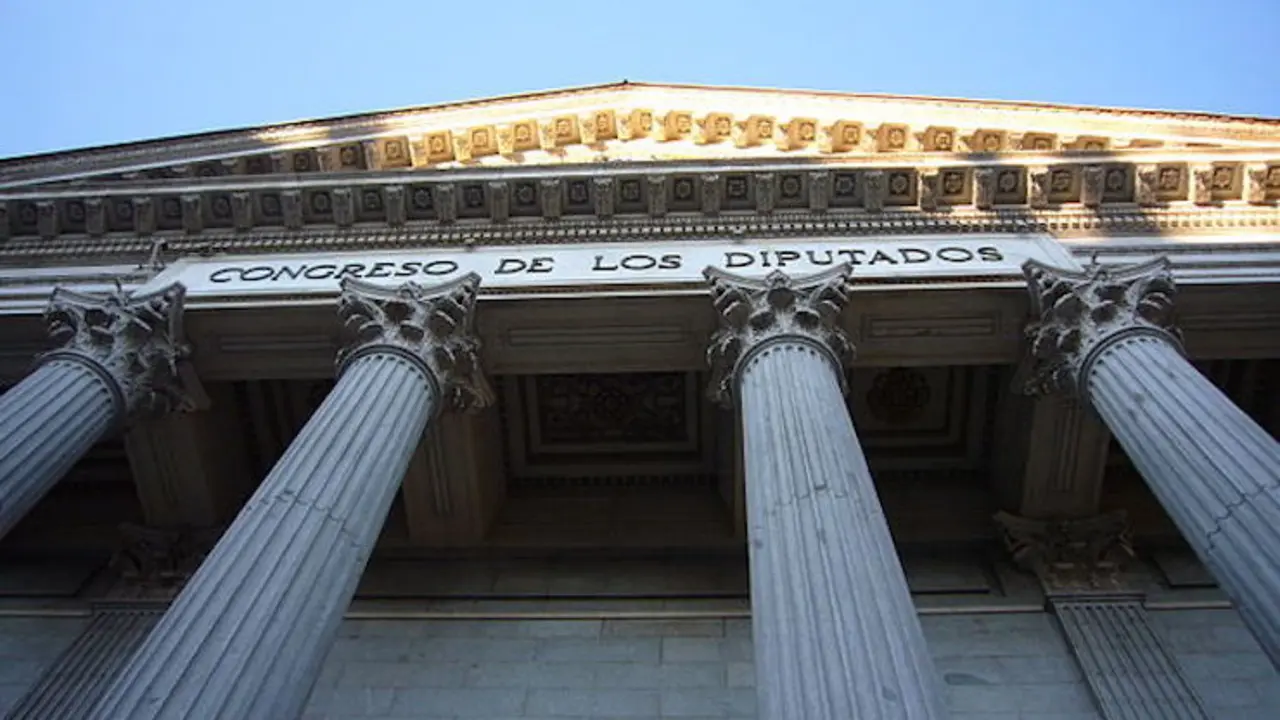 Columnas y fachada del Congreso de los Diputados de España. / Dilema - Wikipedia