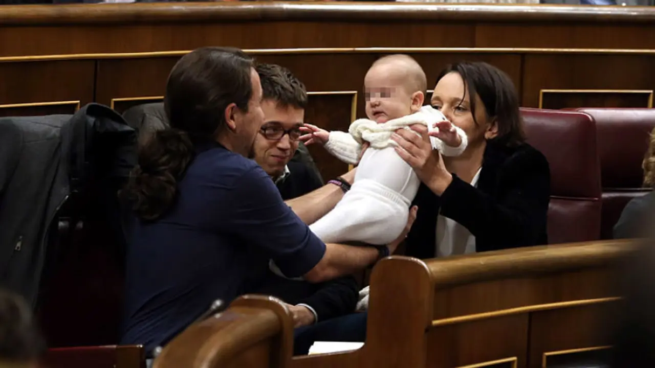Pablo Iglesias coge el beb&eacute; de Bescansa ante &Iacute;&ntilde;igo Errej&oacute;n y Carolina Bescansa, en el Congreso. / RR SS