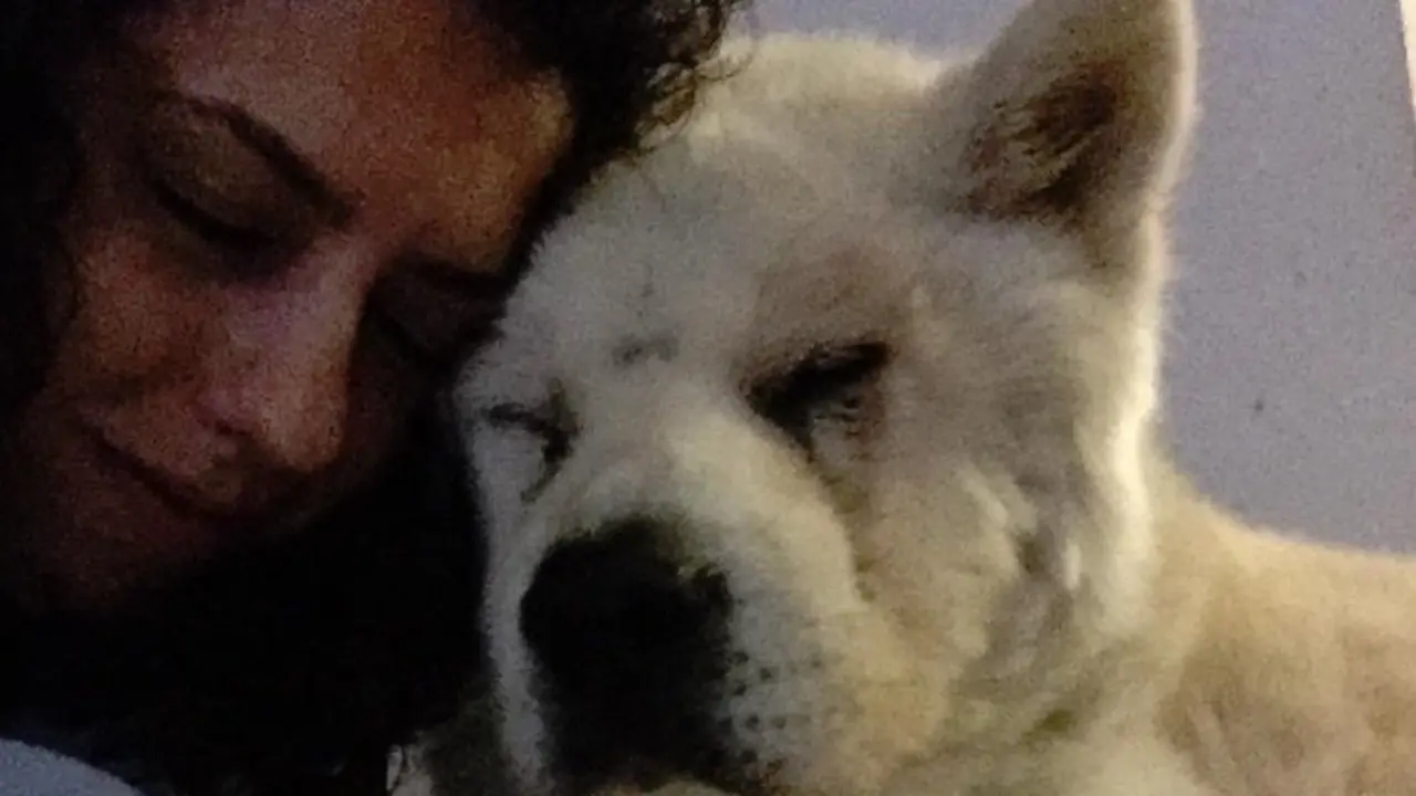 Judith con uno de sus perros, Suki, de 15 años. / Judith Mu&ntilde;oz