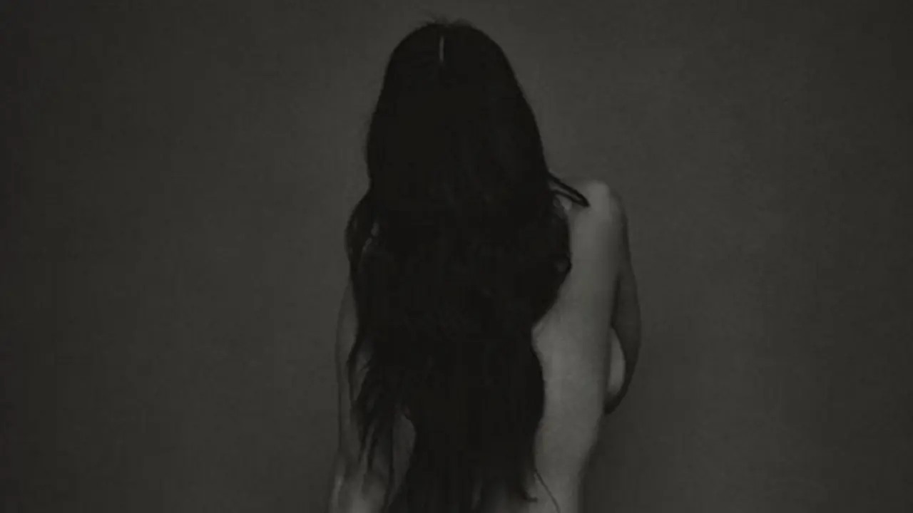 Kourtney Kardashian de espaldas y desnuda. / Instagram