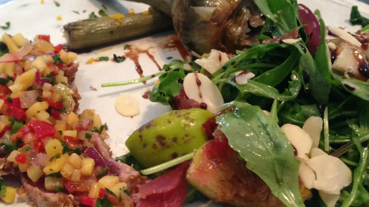Alcachofas, at&uacute;n rojo y ensalada de higos.