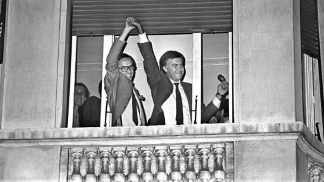 Alfonso Guerra levanta la mano de Felipe Gonz&aacute;lez en esta hist&oacute;rica foto de C&eacute;sar Lucas en El Pa&iacute;s.