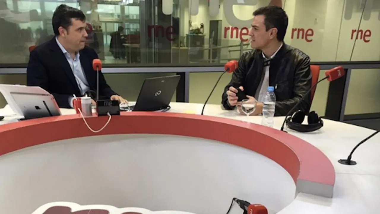 Pedro Sánchez en Las Mañanas de RNE. / Twitter @PSOE