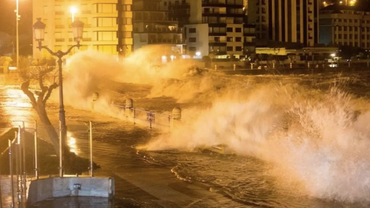 Olas gigantes en Cantabria. / @dmontanes