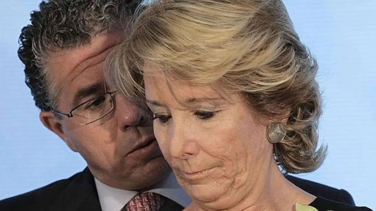 Esperanza Aguirre, con Granados detr&aacute;s. / Twitter