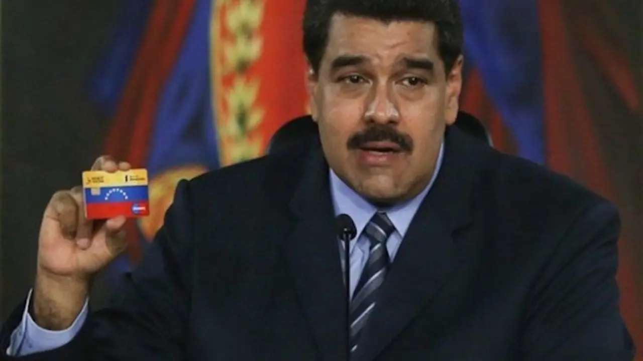 Maduro enseñando la tarjeta de Misiones Socialistas. / VTV