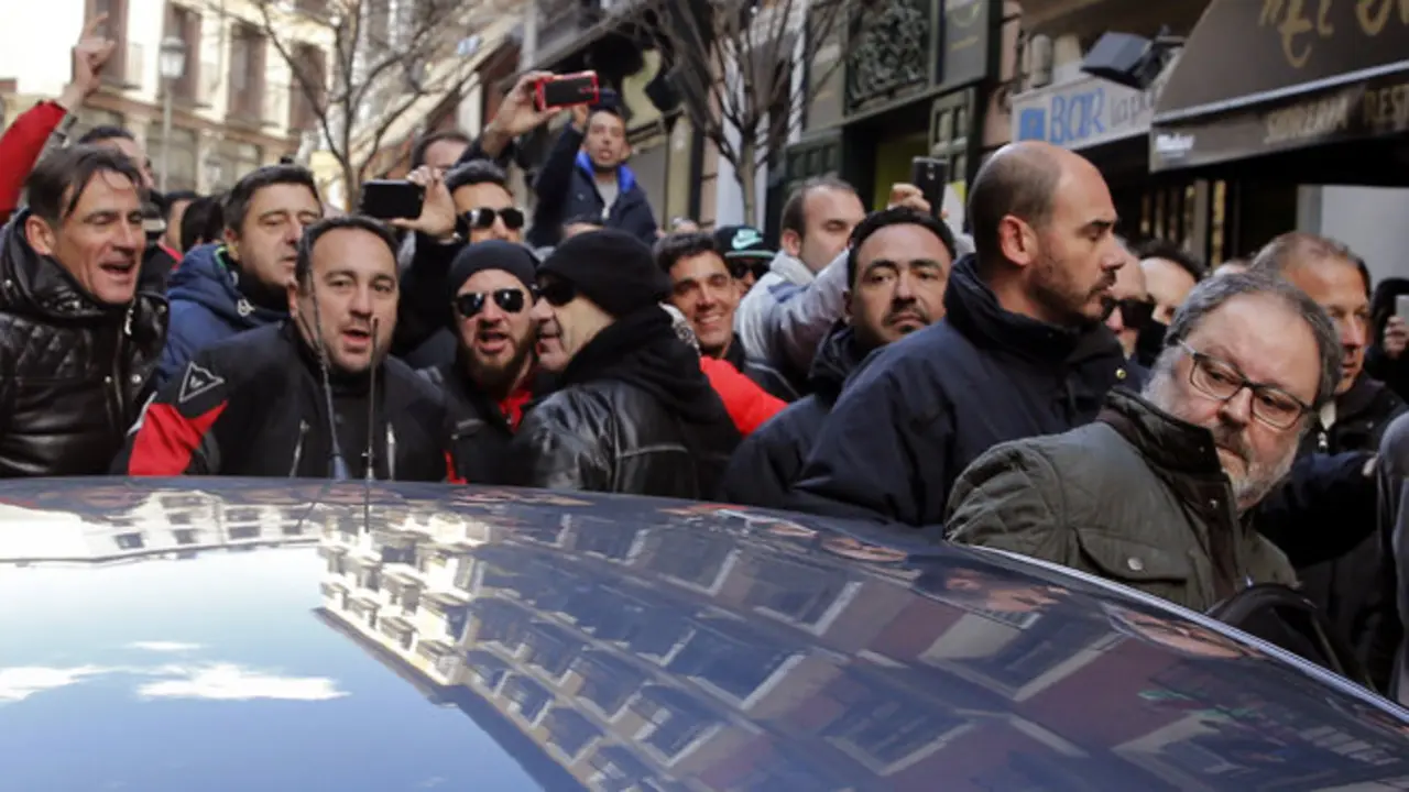 Javier Barbero, perseguido por la calle Mayor al grito de dictador.
