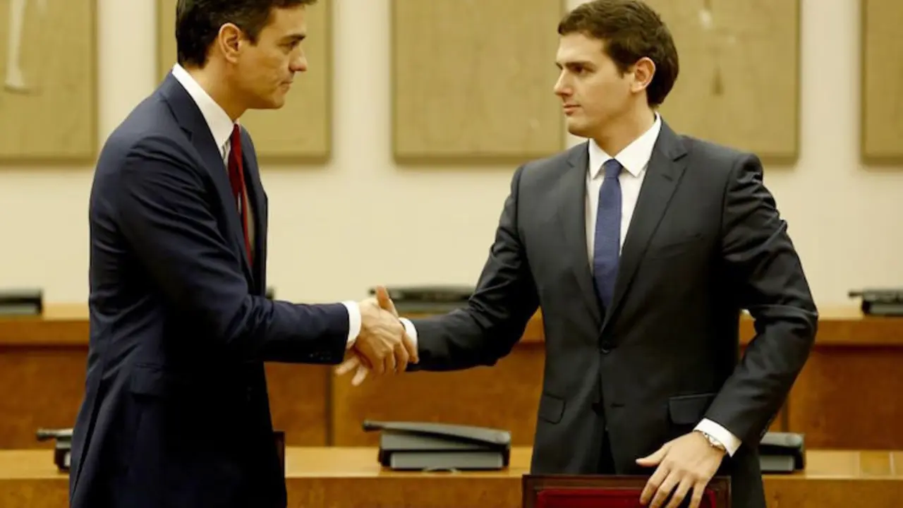 Pedro Sánchez y Albert Rivera tras la firma del Acuerdo de Gobierno. / RRSS