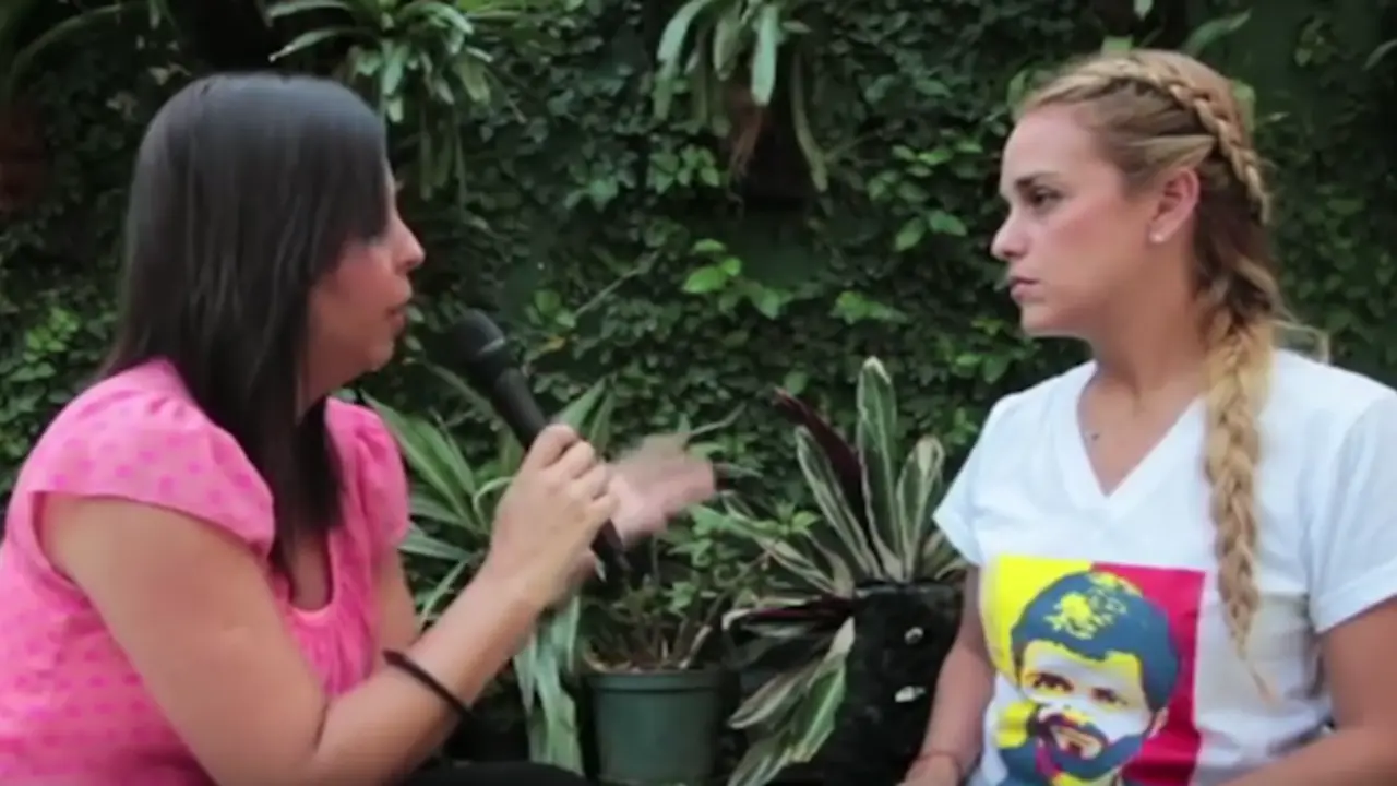 La periodista venezolana Andreina Flores y Lilian Tintori.