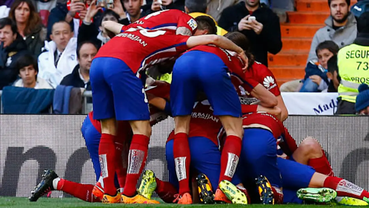 El Atleti celebrando el 0-1 en el Bernab&eacute;u