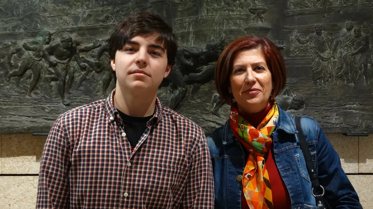 El alumno Diego Ruiz y con la profesora Ana Mas/ Ana Mas