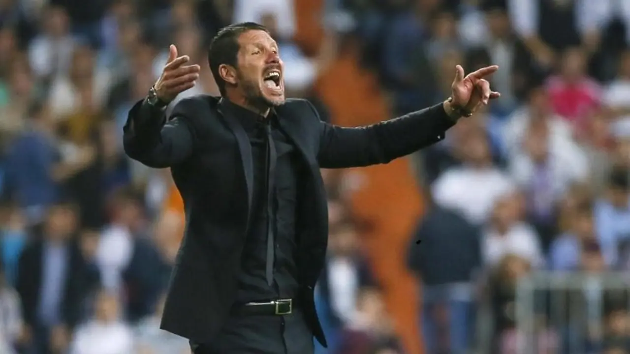 Simeone dirigiendo a su equipo.