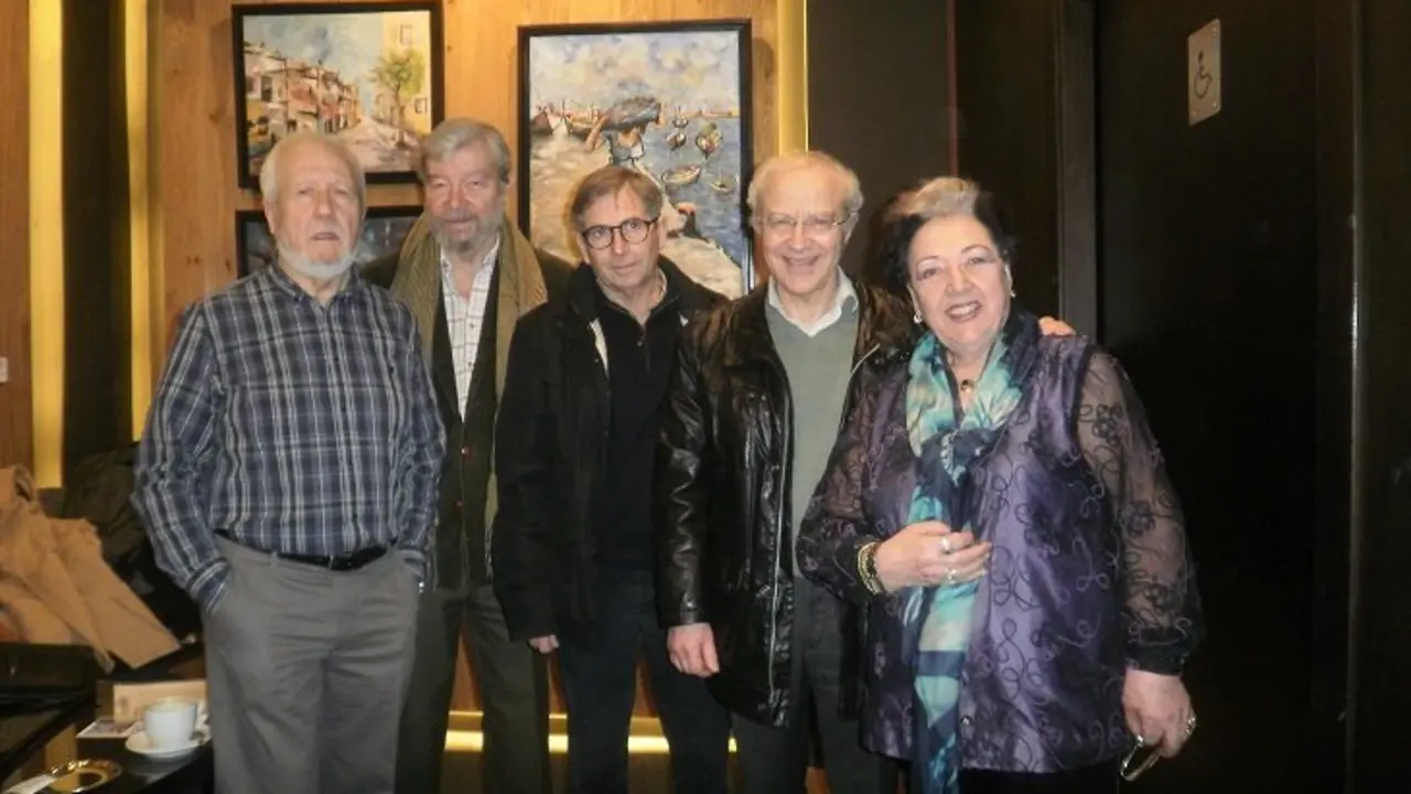 Los artistas con  directivos de La Asociaci&oacute;n de Artistas. 