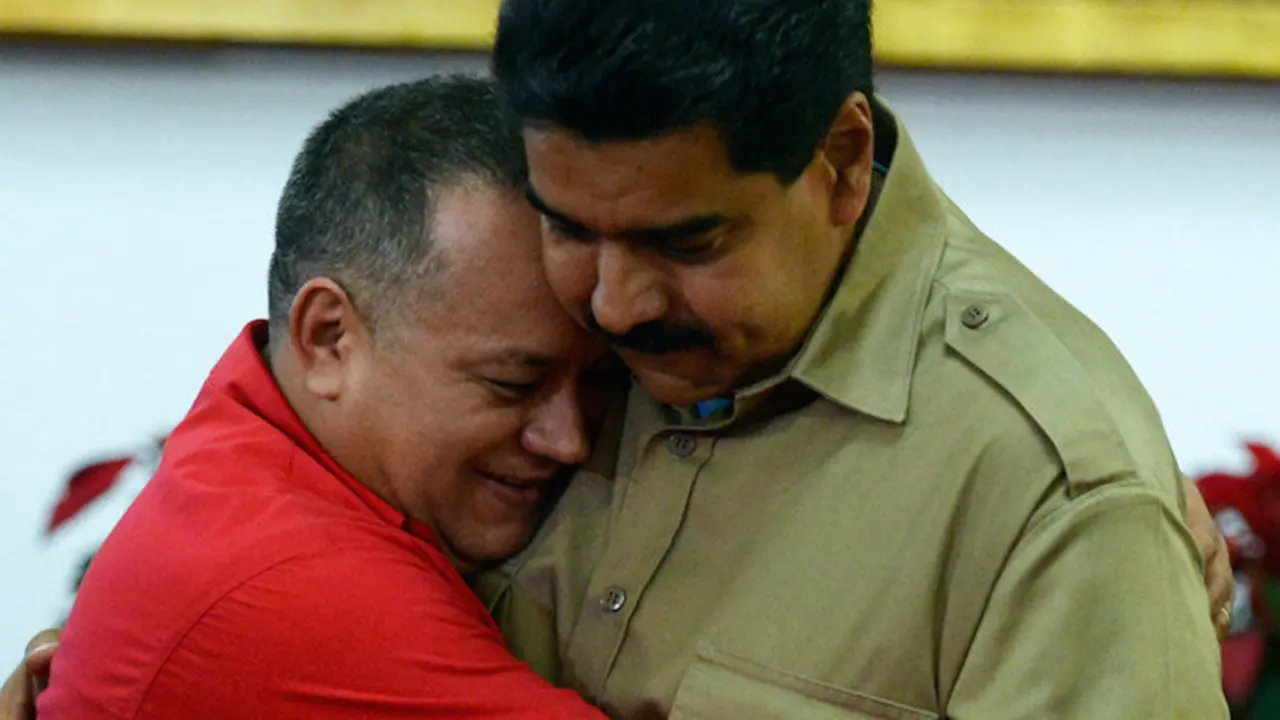 Diosdado Cabello y Nicol&aacute;s Maduro. / lapatilla.com