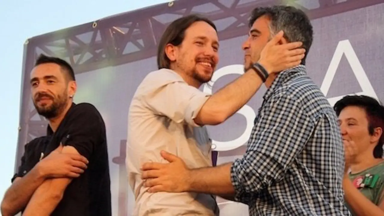 Emilio Delgado a la izquierda de la foto y Pablo Iglesias saludando a Gabriel Ortega en un acto de campaña. / EP