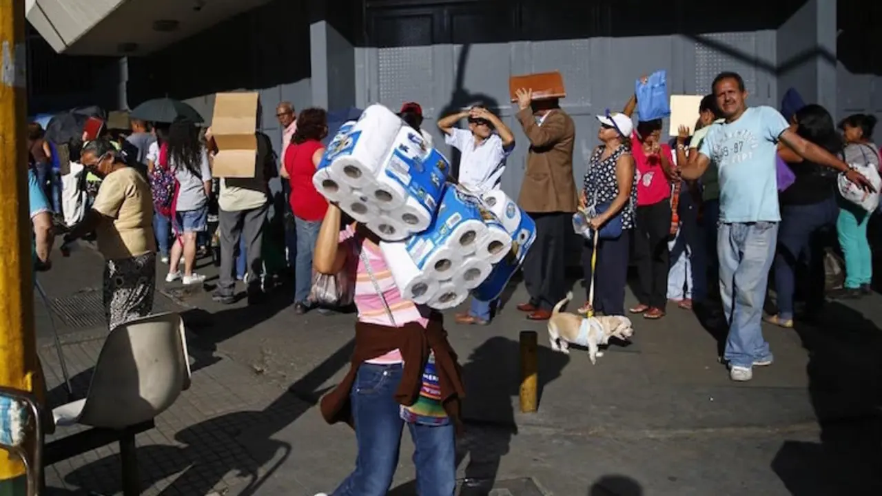 Venezolanos haciendo cola para comprar productos de primera necesidad. / EP