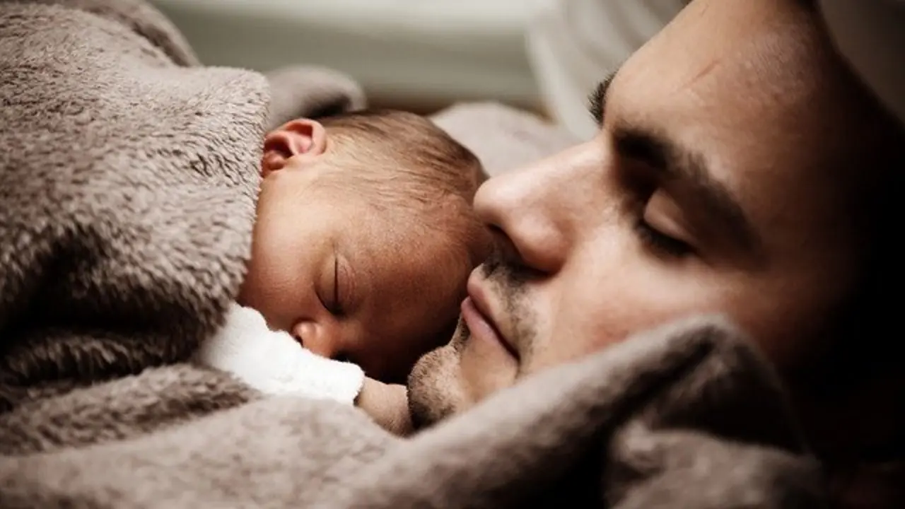 Papá y bebé durmiendo. / Pixabay