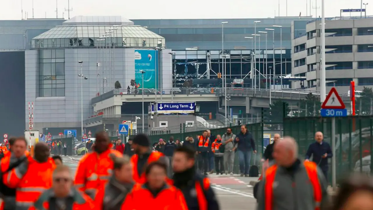 Trabajadores y viajeros abandonando el aeropuerto de Zaventem en Bruselas.