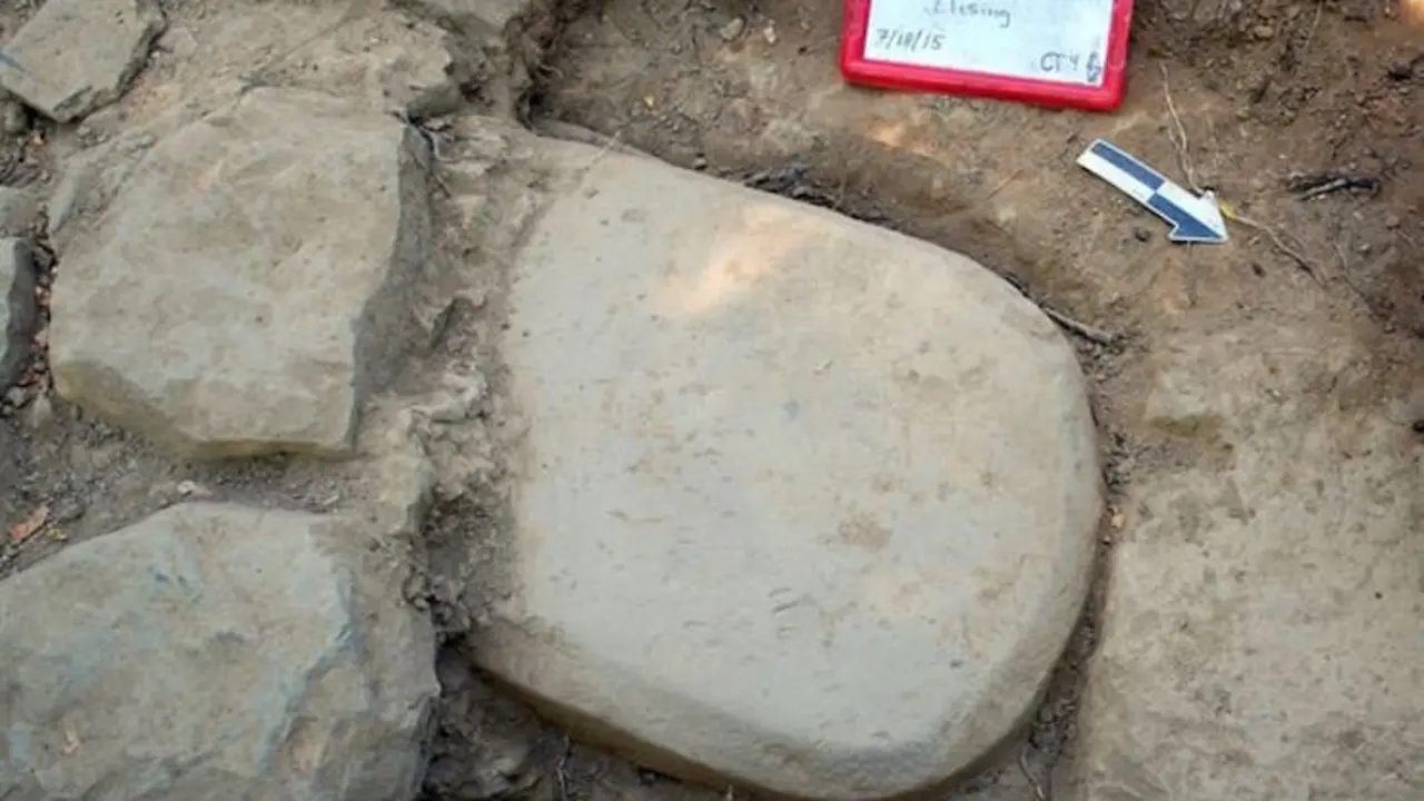Losa de piedra arenisca con texto etrusco. / EP