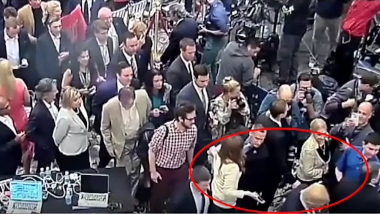 Captura del momento en que el jefe de campaña empuja a la periodista. / Youtube