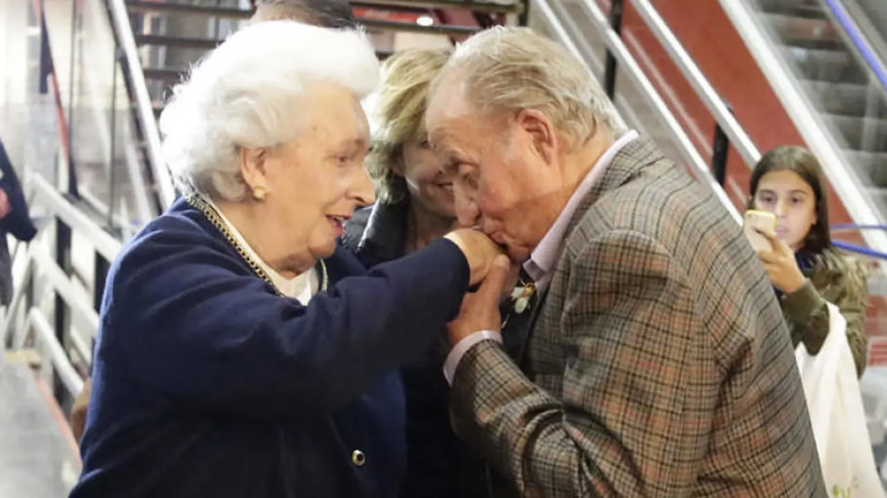 La infanta Pilar y el rey Juan Carlos. / RR SS