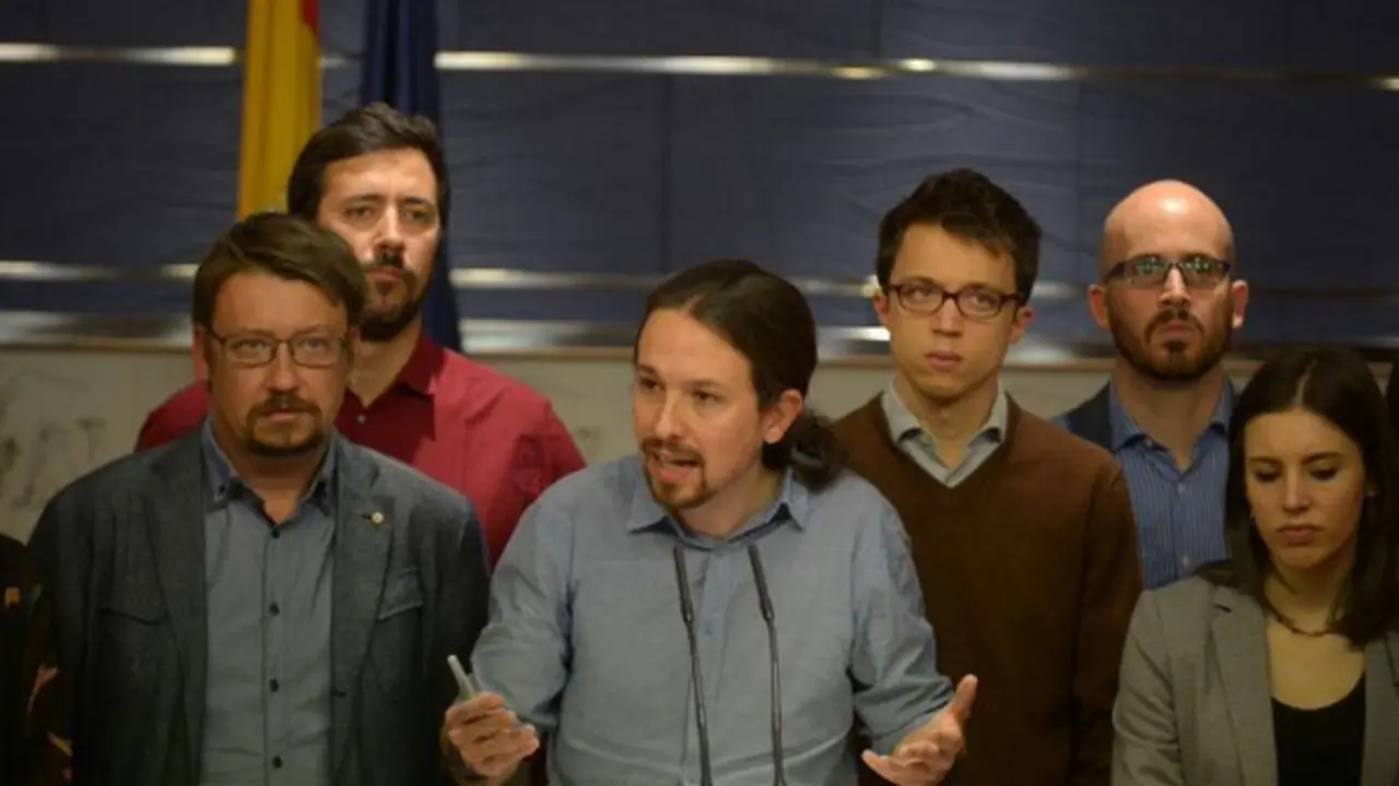 Pablo Iglesias rodeado de miembros de Podemos. / Twitter