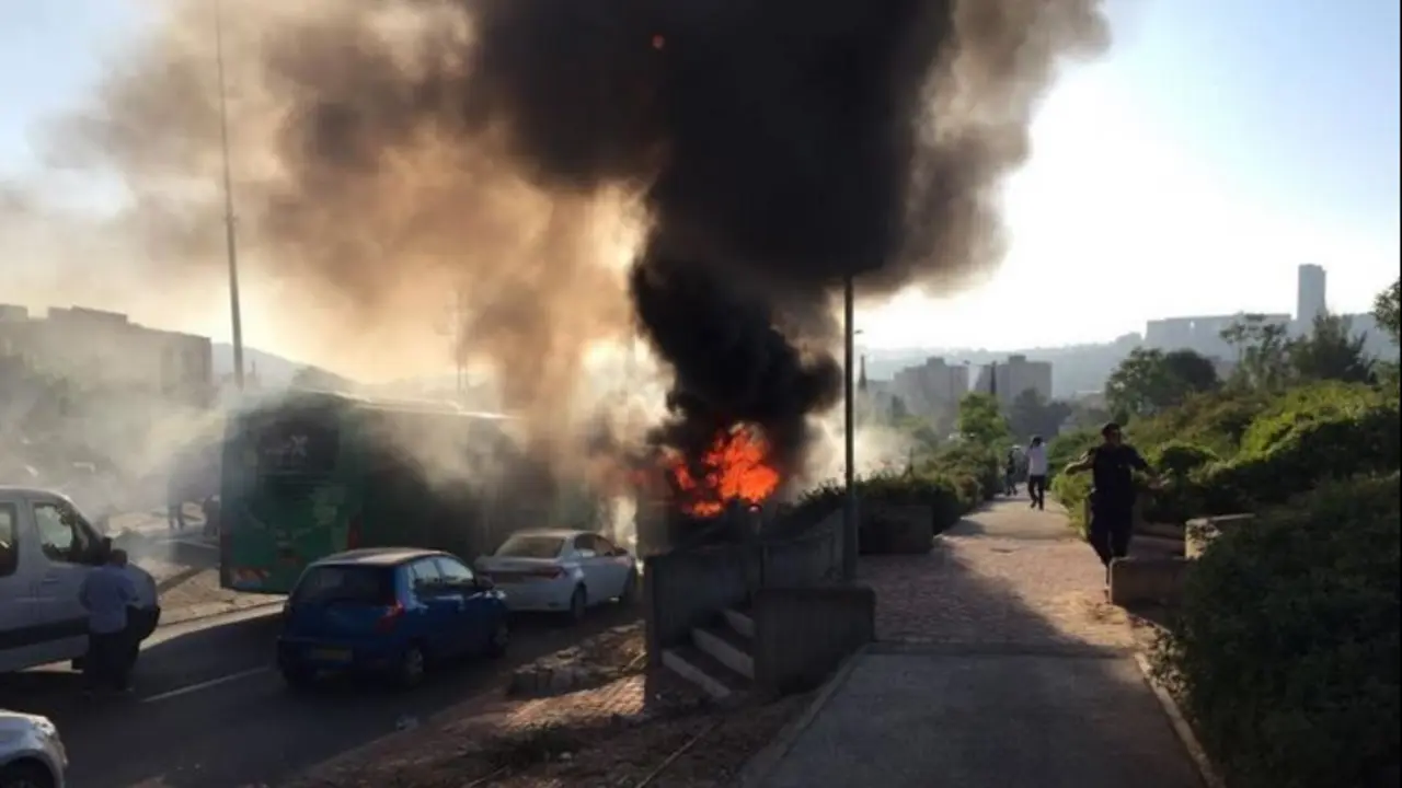 Momento de la explosión de un autob&uacute;s en Jerusal&eacute;n. / @Jerusalem_Post