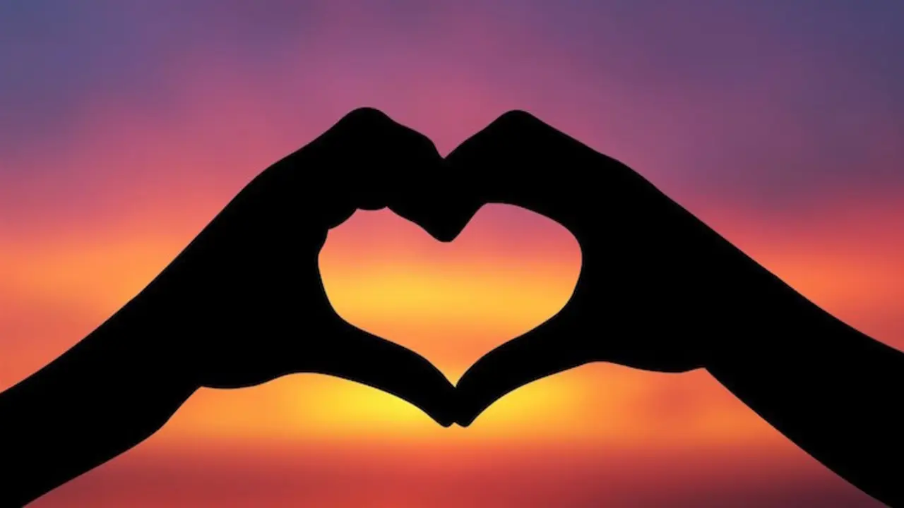 Corazón con las manos.