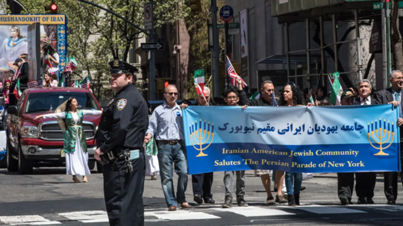 Manifestantes jud&iacute;os participan en el desfile persa de Nueva York el 17 de abril de 2016. Foto: Enrique Shore