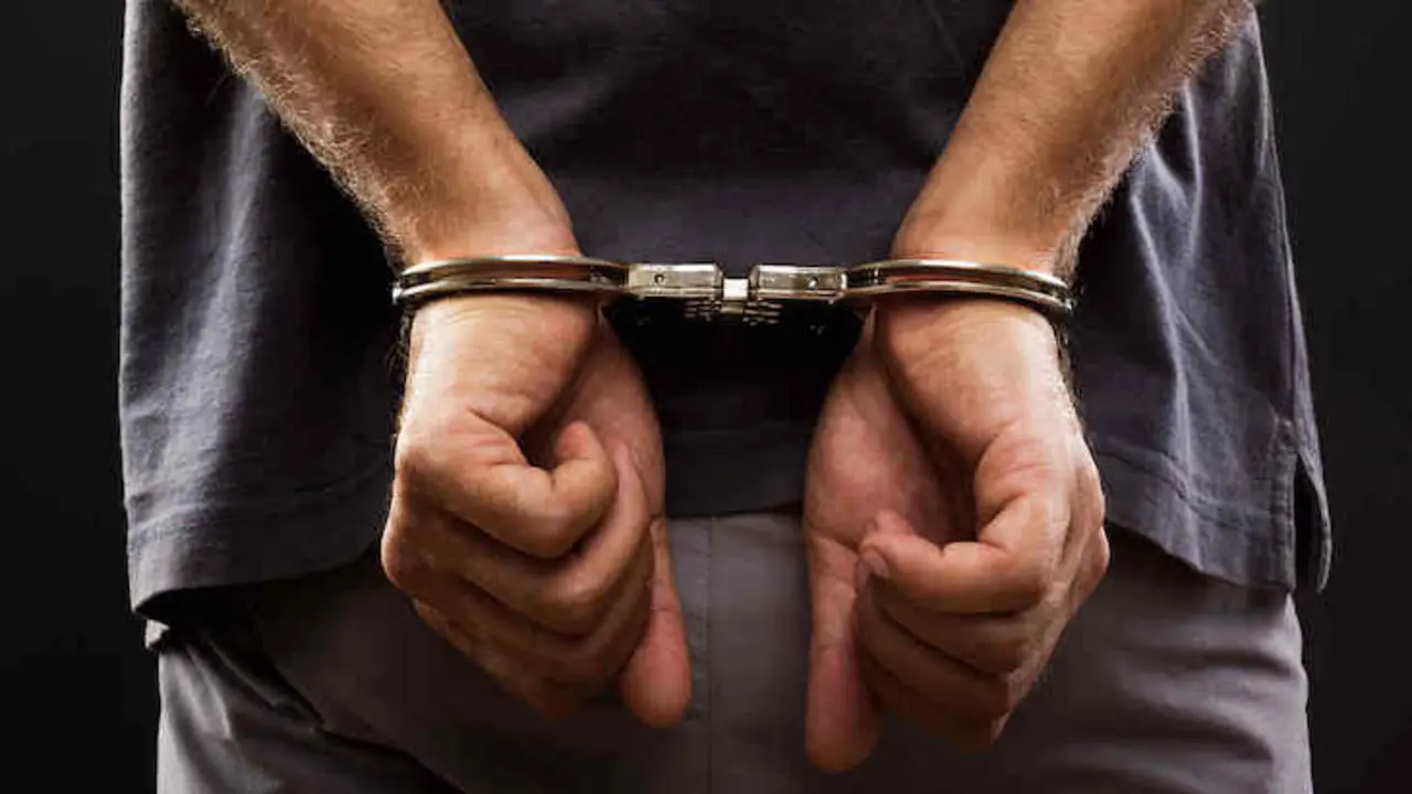 Hombre arrestado.