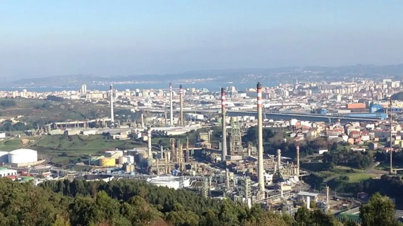 La refinería de Repsol con A Coruña al fondo. / Xurxo Lobato