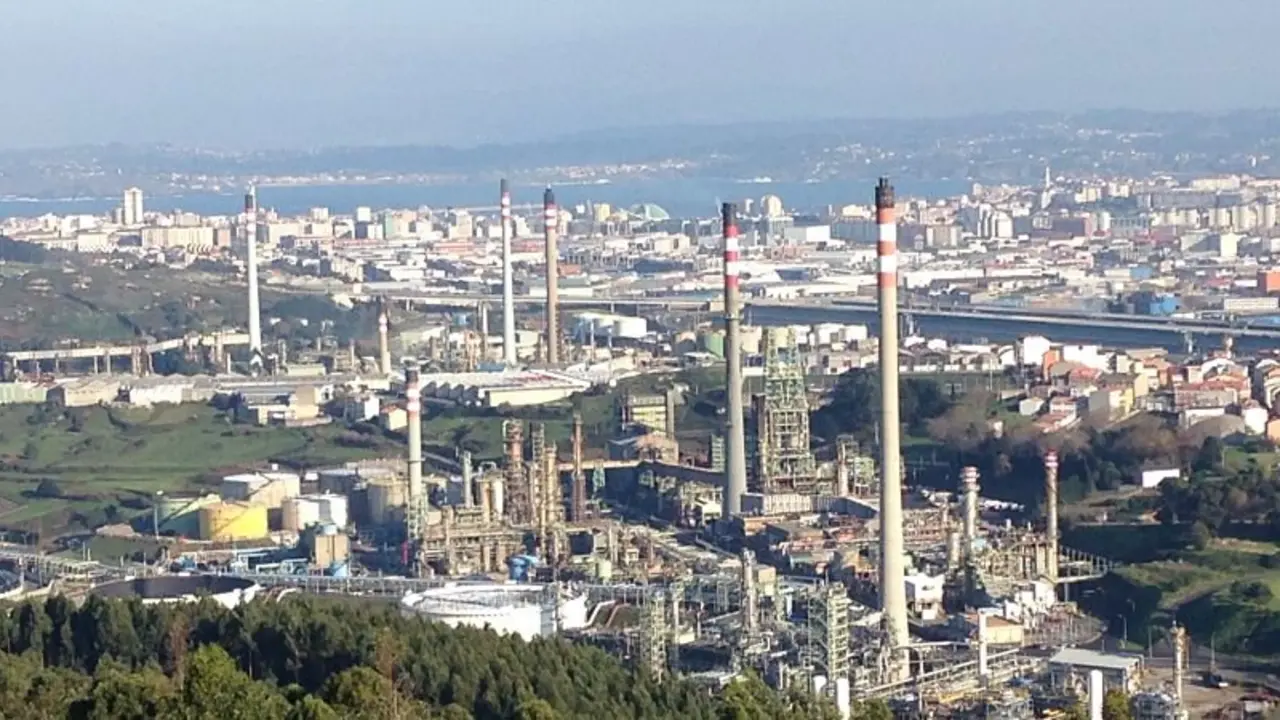 La refinería de Repsol con A Coruña al fondo. / Xurxo Lobato